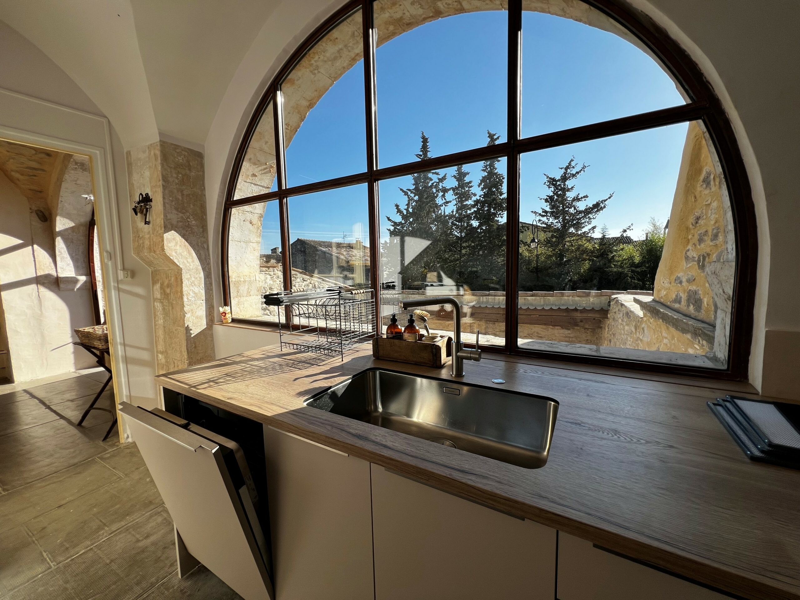 cuisine contemporaine ancienne maison Gard