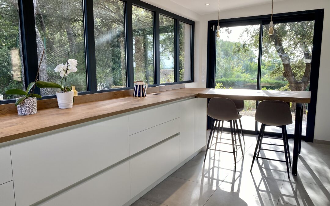 Conception et installation de cuisines sur mesure : L’art de prolonger l’été en intérieur en Provence